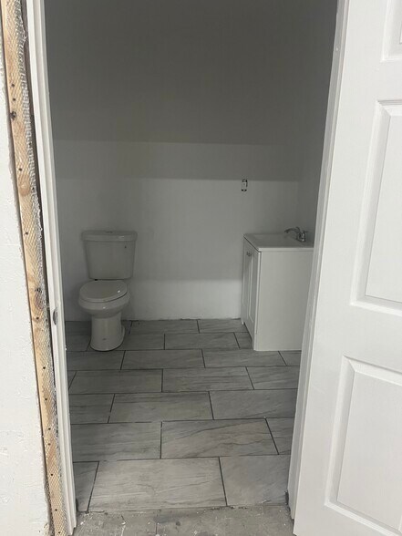 More Photos Of 760 W 28th St, Hialeah Warehouse For Lease