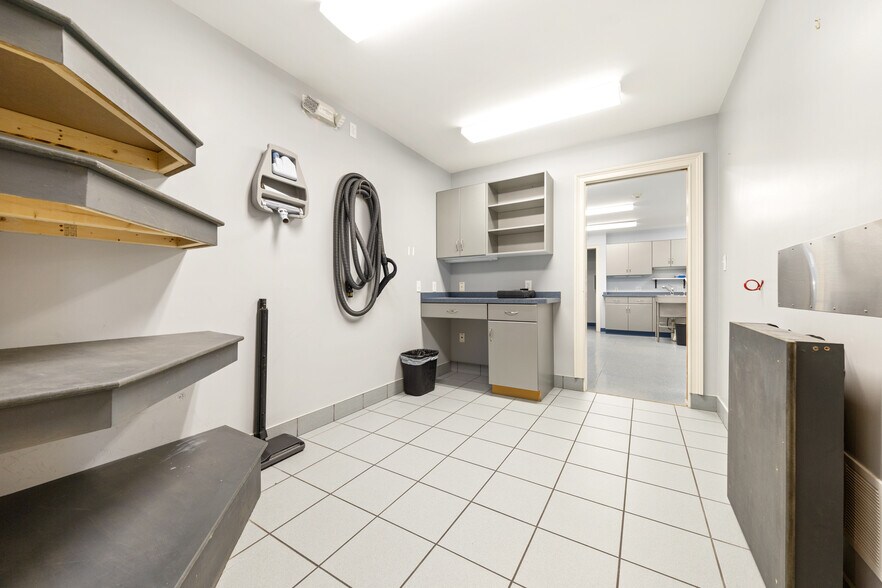 More Photos Of 25 Carlisle Rd, Westford Veterinarian Kennel For Sale