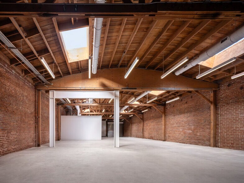 More Photos Of 2432 E 8th St, Los Angeles Showroom For Lease
