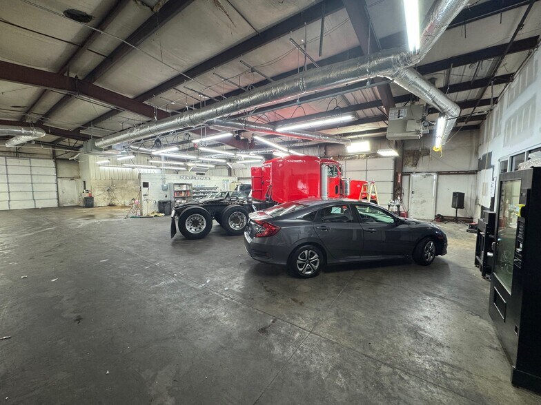 More Photos Of 2370 Covington Cv, Memphis Auto Repair For Lease