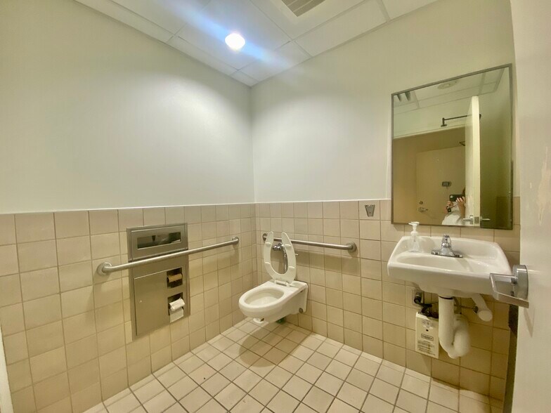 More Photos Of 1308 Boston Ave, Nederland Bank For Sale