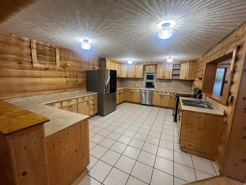 More Photos Of 380 S Main St, De Graff Light Manufacturing For Sale