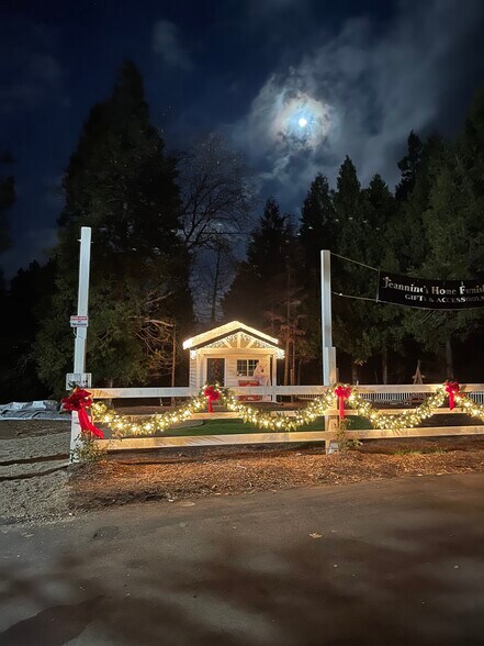 More Photos Of 27410 State Highway 189, Lake Arrowhead Storefront For Lease