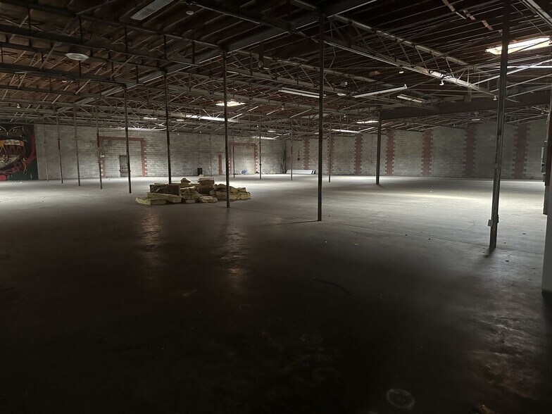 More Photos Of 925 Wholesale Row, Jackson Light Manufacturing For Sale