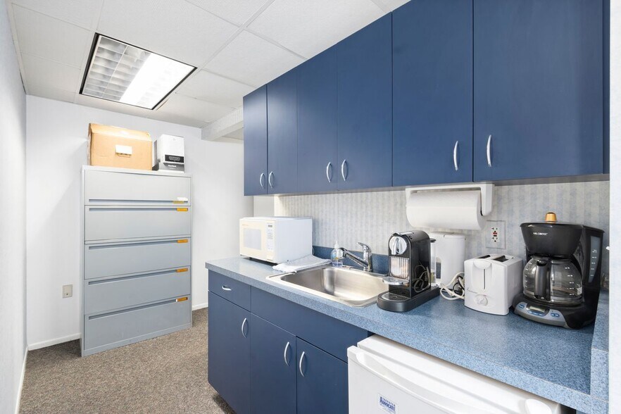 More Photos Of 2501 S Tamiami Trl, Sarasota Office For Lease