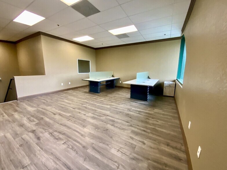 More Photos Of 7075 Kingspointe Pky, Orlando Showroom For Lease