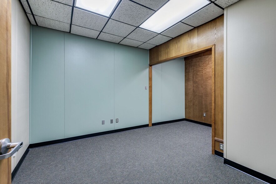 More Photos Of 602 W 12th St, Taylor Office For Lease