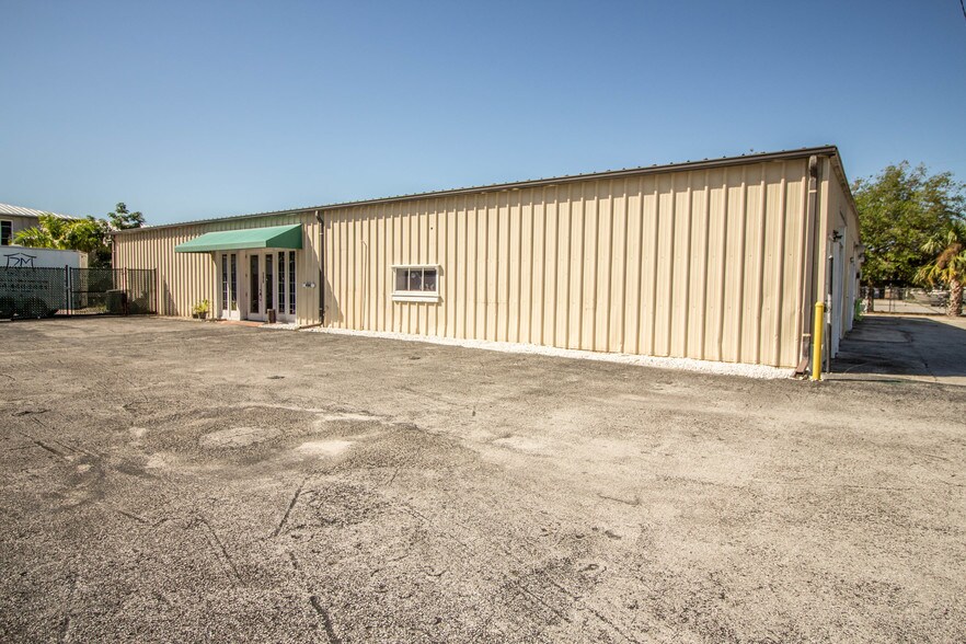 More Photos Of 870-874 NE Pop Tilton Pl, Jensen Beach Warehouse For Lease