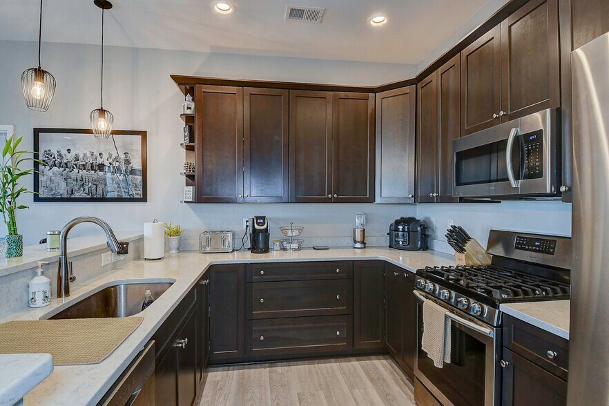 More Photos Of 9650 Shore Dr, Norfolk Veterinarian Kennel For Sale