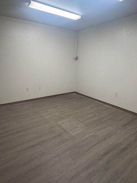 More Photos Of 410 S Eagle Ln, Oklahoma City Manufacturing For Lease