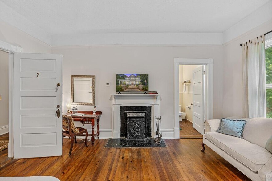 More Photos Of 252 Seavy St, Senoia Hospitality For Sale