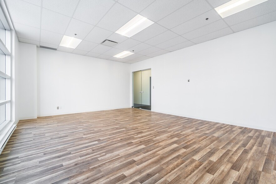 More Photos Of 3131 Boul Saint-Martin O, Laval Office For Lease