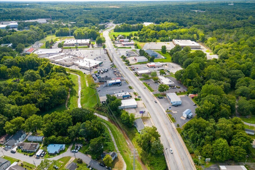 More Photos Of 203 Hillcrest Dr, Laurens Storefront Retail Office For Lease