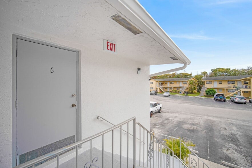 More Photos Of 461 Sunshine Dr, Coconut Creek Apartments For Sale