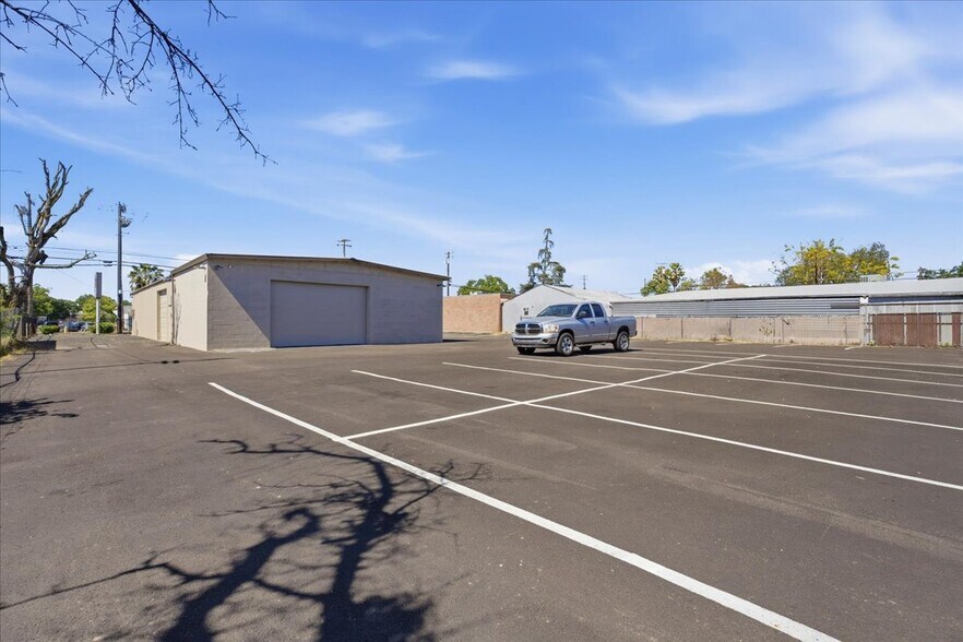 More Photos Of 4554 Auburn Blvd, Sacramento Auto Dealership For Sale