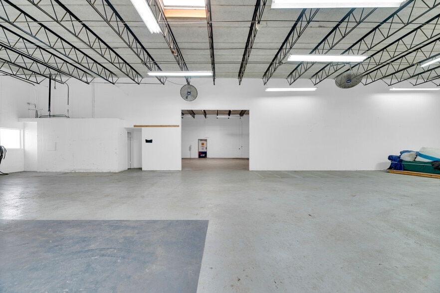 More Photos Of 224 NE 32nd Ct, Oakland Park Warehouse For Lease