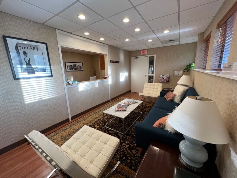 More Photos Of 2 1/2 Dearfield Dr, Greenwich Medical For Lease