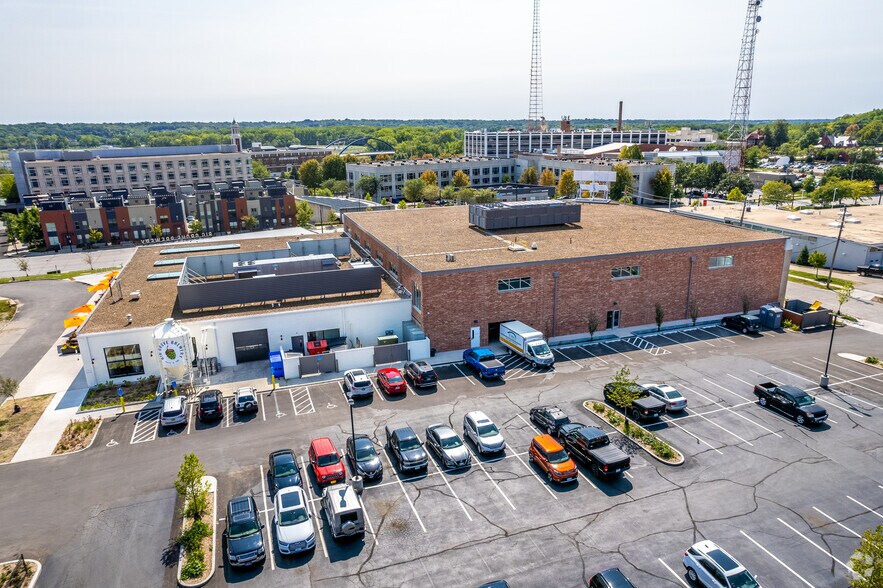 More Photos Of 555 17th St, Des Moines Storefront Retail Office For Lease