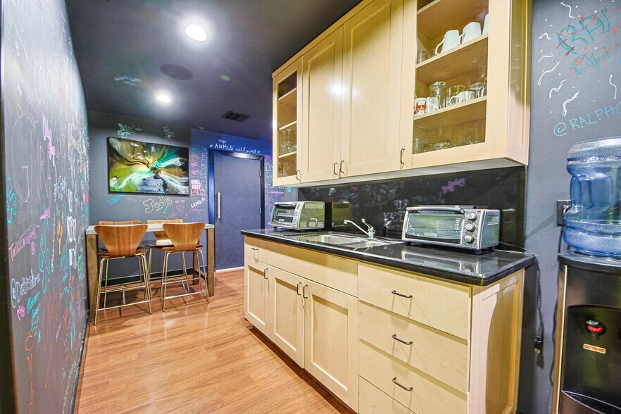 More Photos Of 10800 Ventura Blvd, Studio City Loft Creative Space For Lease