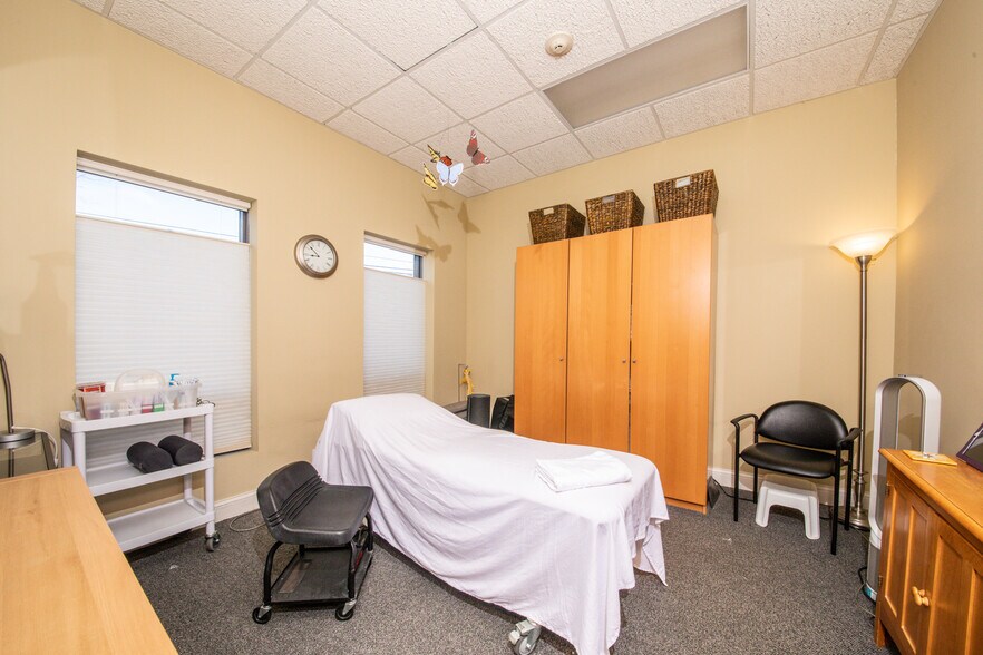 More Photos Of 828-828 Busse Hwy, Park Ridge Office For Sale