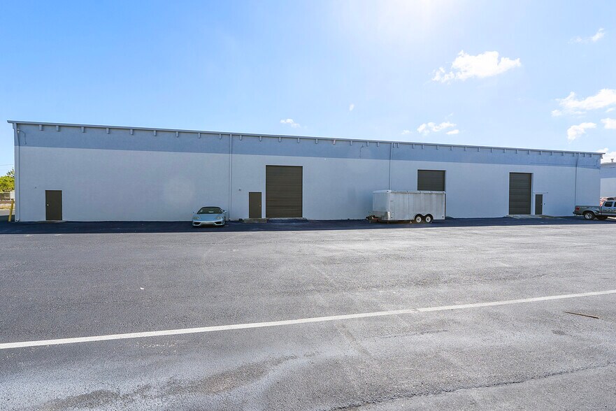 More Photos Of 601 Roseland Dr, West Palm Beach Warehouse For Lease