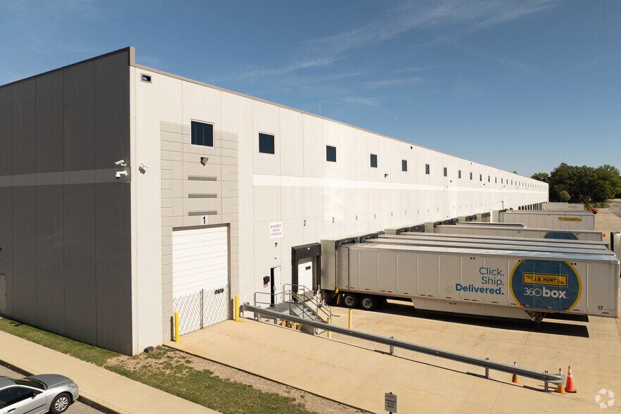 More Photos Of 14450-14580 Foltz Pky, Strongsville Warehouse For Lease