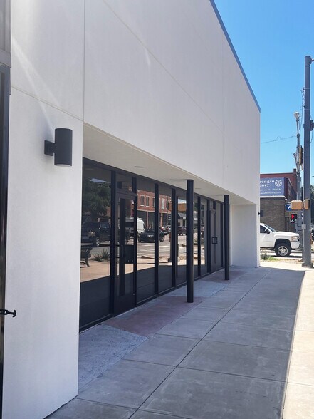 More Photos Of 225 W Main St, Durant Office For Lease