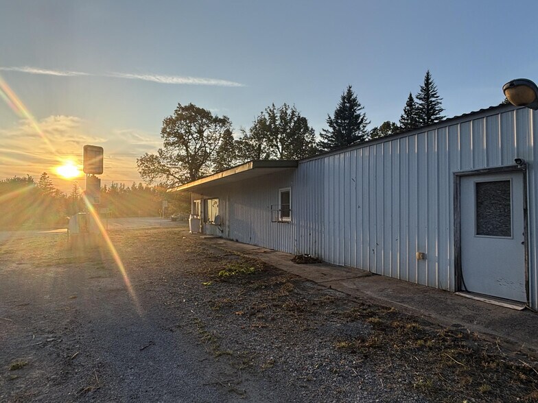 More Photos Of 8097 F-21 Hwy, Hawks Specialty For Sale