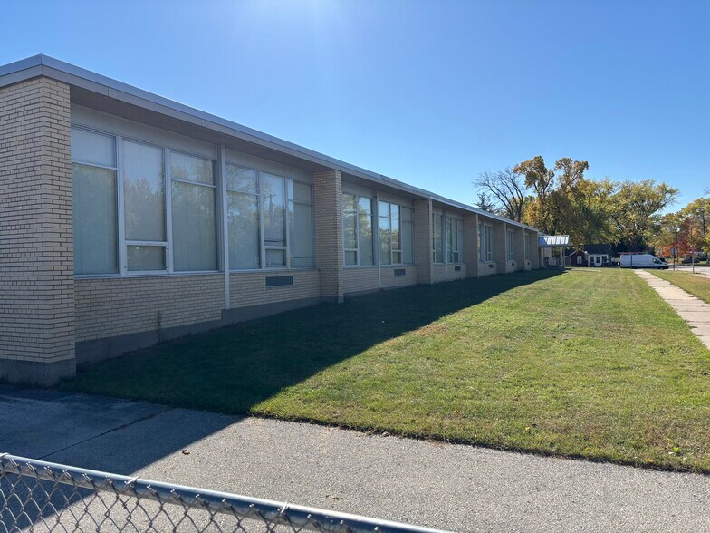 More Photos Of 670 Main Ave, De Pere Schools For Lease