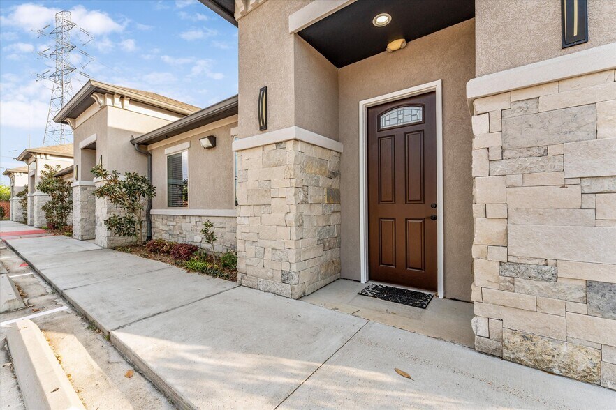 More Photos Of 12254 Queenston Blvd, Houston Medical For Lease