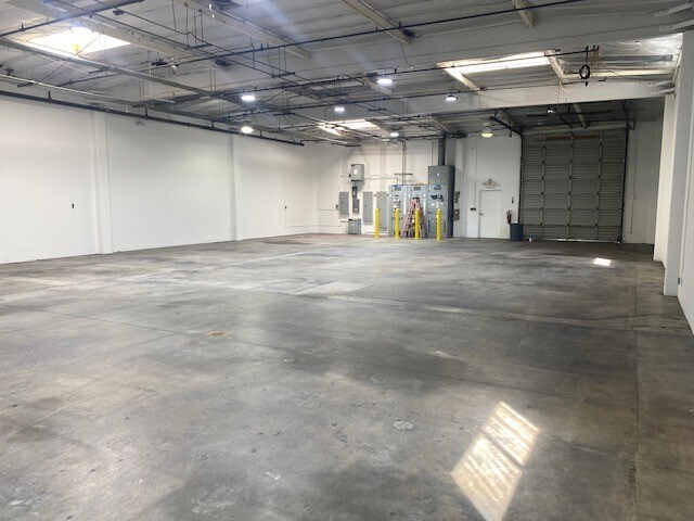 More Photos Of 13539 Desmond St, Pacoima Manufacturing For Lease