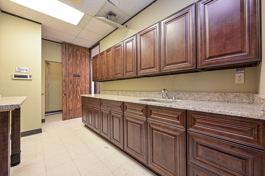More Photos Of 5625 Cypress Creek Pky, Houston Office For Sale
