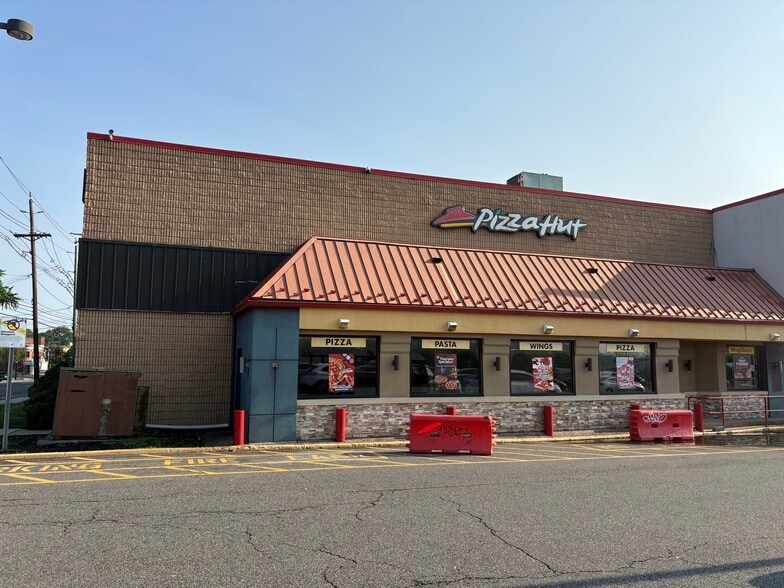 More Photos Of 720 Washington Ave, Belleville Freestanding For Lease