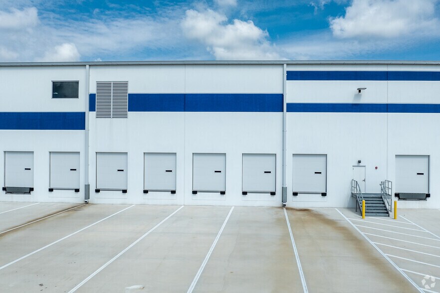 More Photos Of 1511 Zoo Pky, Jacksonville Distribution For Lease