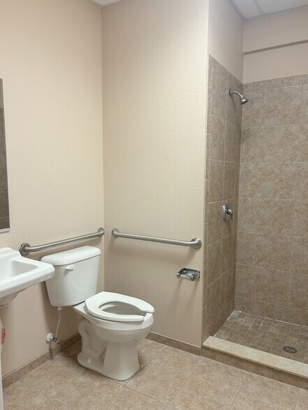 More Photos Of 326 N John Young Pky, Kissimmee Office For Lease