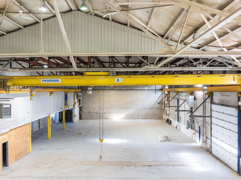 More Photos Of 2711-2715 Louis-XIV Boul, Québec Manufacturing For Lease