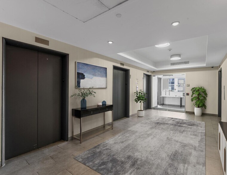 More Photos Of 131 W 33rd St, New York Office For Sale