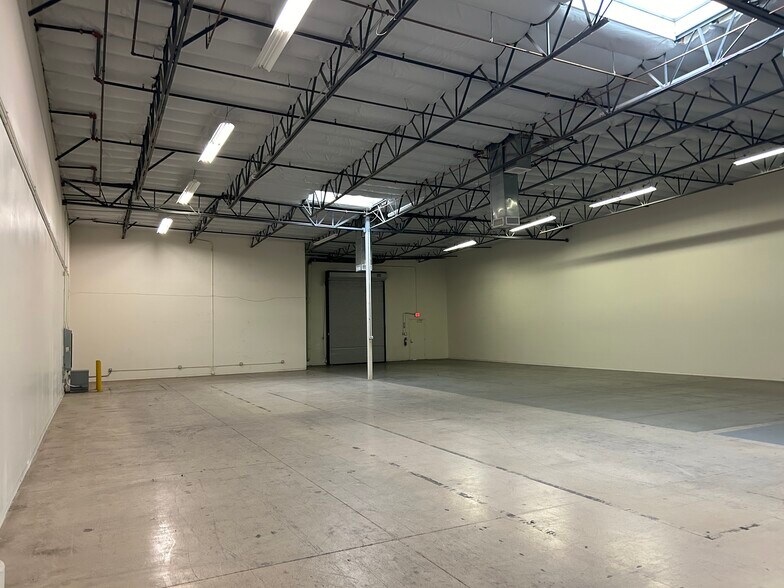 More Photos Of 28920 Avenue Penn, Valencia Warehouse For Lease
