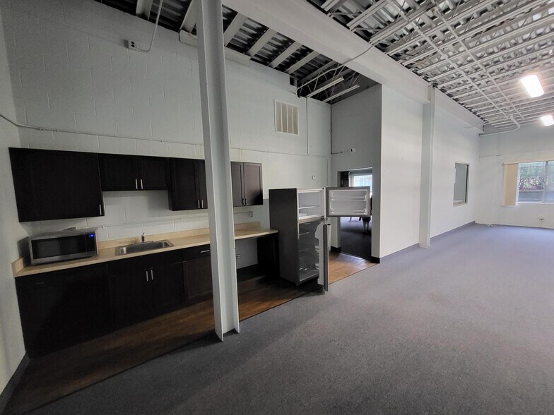 More Photos Of 1015 Golf Dr, Bloomfield Hills Manufacturing For Sale