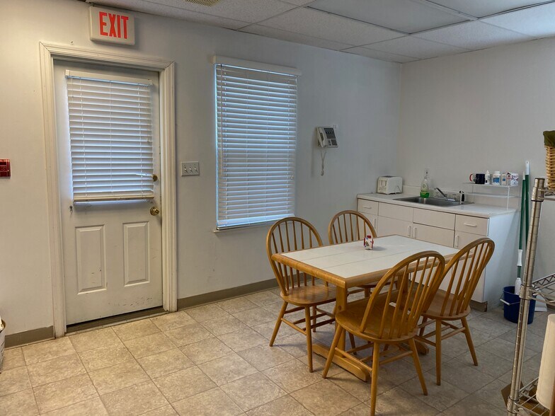 More Photos Of 59 Avenue at the Commons, Shrewsbury Medical For Lease