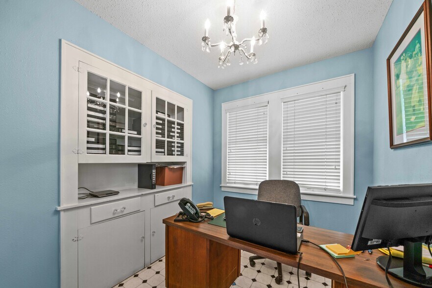 More Photos Of 209 S Main St, Lindale Loft Creative Space For Sale