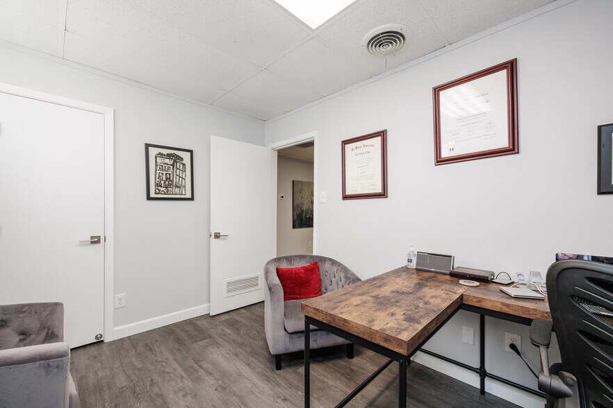 More Photos Of 525 Clifford St, Corpus Christi Office For Sale