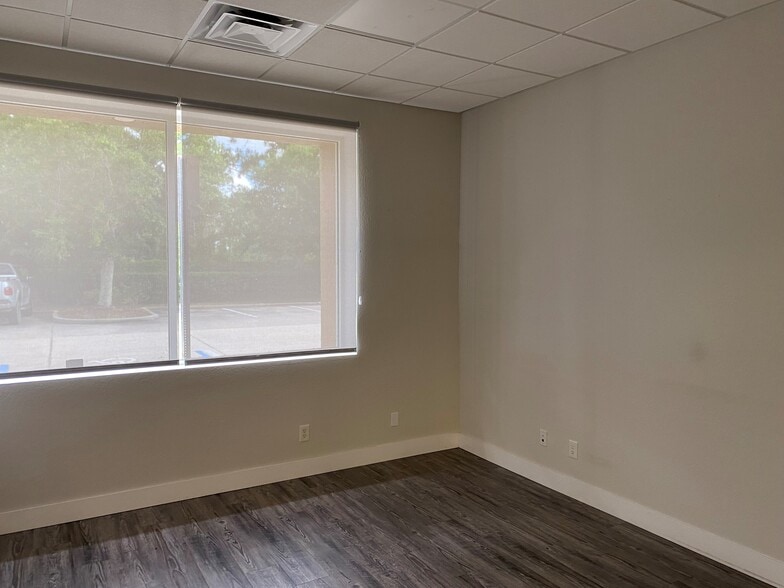 More Photos Of 746 North Dr, Melbourne Research And Development For Lease