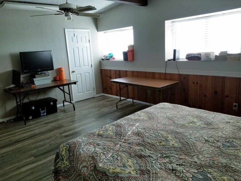 More Photos Of 410 W Canino Rd, Houston Manufacturing For Sale