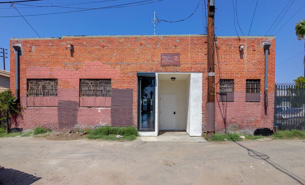More Photos Of 2616 W Jefferson Blvd, Los Angeles Showroom For Sale