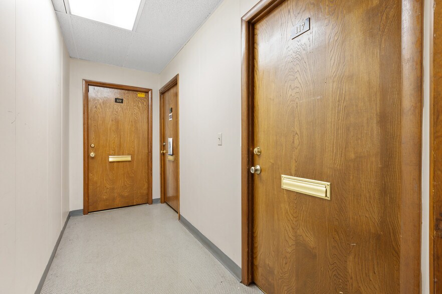 More Photos Of 1900 N Macarthur Blvd, Oklahoma City Office For Sale