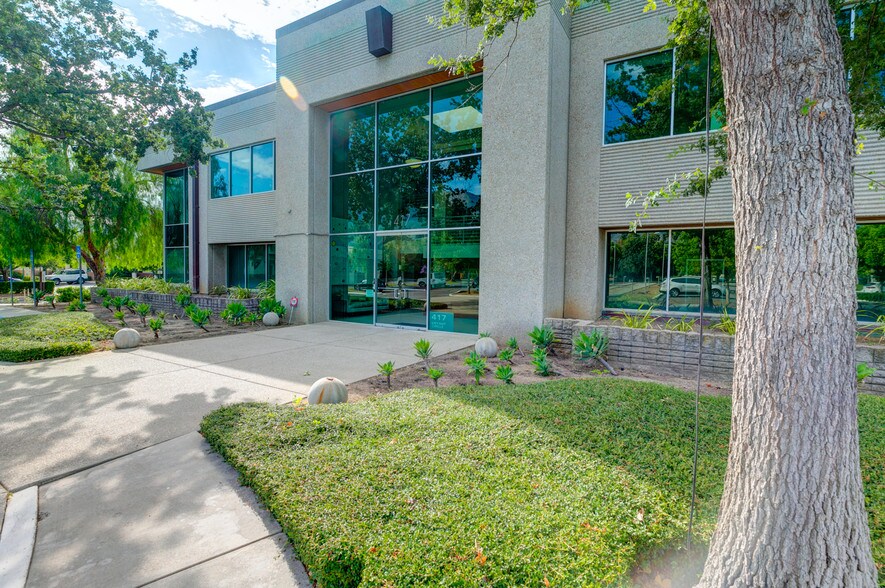 More Photos Of 417 Bryant Cir, Ojai Loft Creative Space For Lease