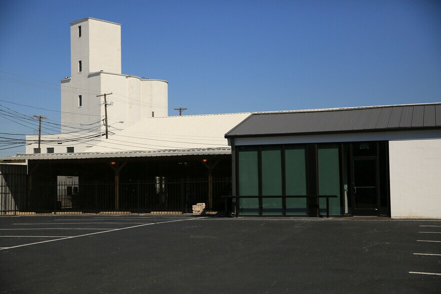 More Photos Of 3710-3712 Commerce St, Dallas Storefront Retail Office For Lease