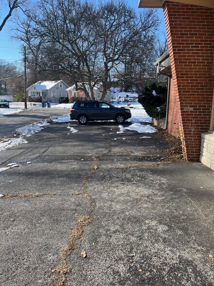 More Photos Of 735 Park Dr, Alton Office For Sale