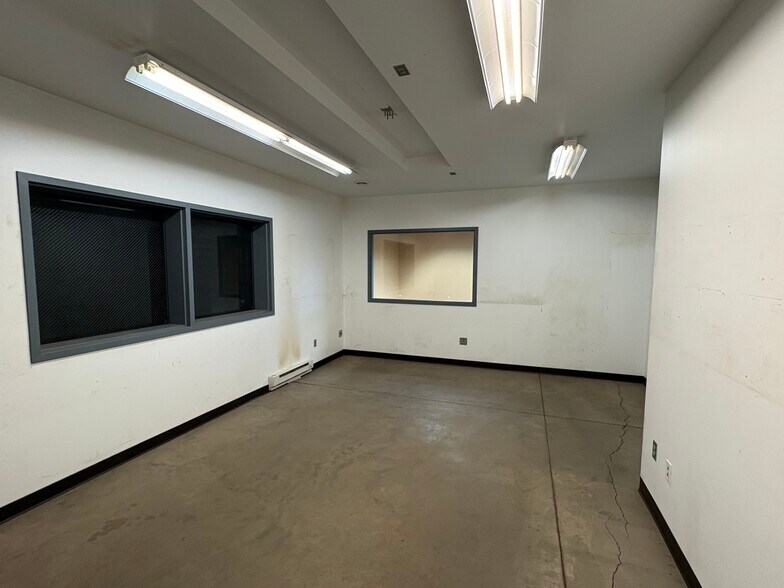 More Photos Of 405 John Ave, Superior Auto Repair For Lease